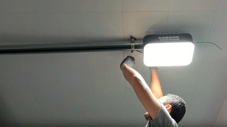 Installation d'une porte de garage automatique